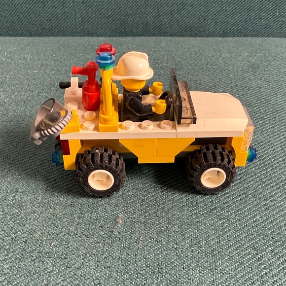 LEGO Emergency Response Vehicles with Two Minifigures - Picture 2 of 10